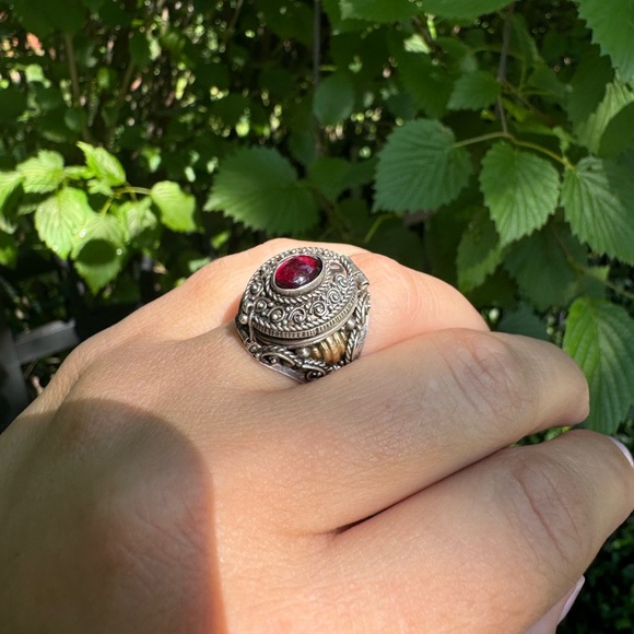 925 Sterling Silver and yellow gold vintage “poisoner’s ring” with garnet - Picture 11 of 16